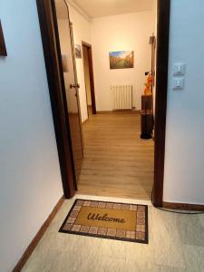 a welcome mat on the floor of a hallway at La Casa dello Zio Pollo in Dogliani