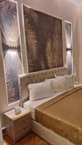 Un pat sau paturi într-o cameră la Elite suites