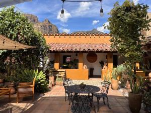 an outdoor patio with a table and chairs at Umbral Habitación Rústica con Desayuno Incluido in Tepoztlán