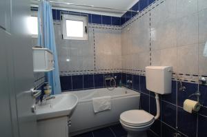 a bathroom with a tub and a toilet and a sink at Prenoćište Singidunum 4lux in Belgrade