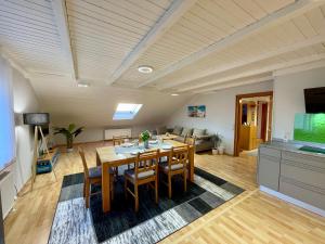a kitchen and dining room with a table and chairs at FeWo Taube in Schammels dorf am Brauereienweg Platz für 7 Personen in Litzendorf