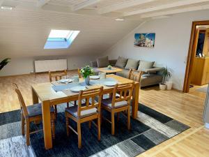 a dining room with a table and a couch at FeWo Taube in Schammels dorf am Brauereienweg Platz für 7 Personen in Litzendorf
