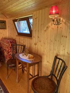 a room with a table and chairs and a window at Cirkusz Udvar in Kapolcs