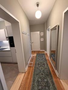 an empty room with a rug on a hard wood floor at Perfekte Wohnung mit Vollausstattung in Kiel