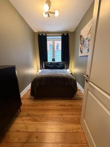 a bedroom with a bed and a window at Perfekte Wohnung mit Vollausstattung in Kiel