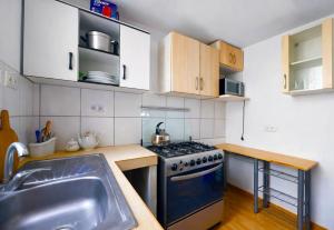 a kitchen with a stove and a sink at Smart San Miguel in Lima