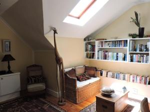 - un salon avec un canapé et des étagères avec des livres dans l'établissement Riverlea, au Cap