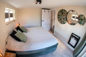 a bedroom with a large bed in a room at B&B Oud-Zilven Het Vogelhuisje in Loenen
