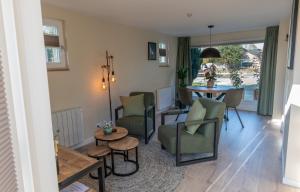 a living room with a table and chairs at B&B Oud-Zilven Het Vogelhuisje in Loenen