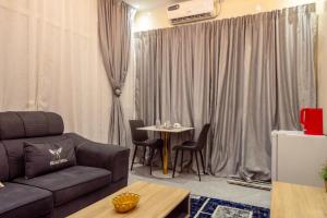 a living room with a couch and a table at Résidence Madior F2 in Dakar
