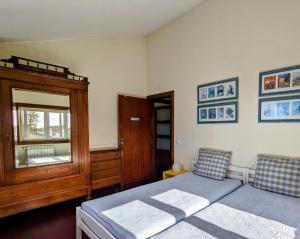 a bedroom with a bed and a dresser and a window at Casa de Maria in Cotovia