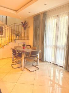 a dining room with a table and chairs at Lo Scorcio su Sovicille in Sovicille