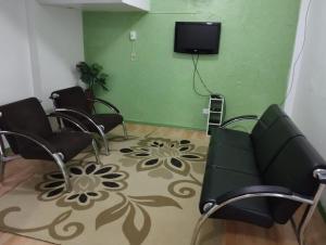 a waiting room with chairs and a flat screen tv at Espaço Ideal 4 in Cascavel +4 photos