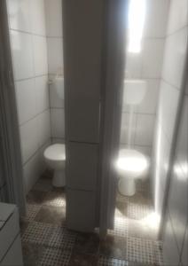 a bathroom with a toilet and a sink at Espaço Ideal 4 in Cascavel