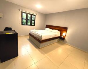 a bedroom with a bed and a window at La Villa de Sofia in Santa Marta +68 photos