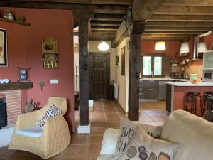 a living room with a couch and a kitchen at El Acebo de Tanarro in Sepúlveda