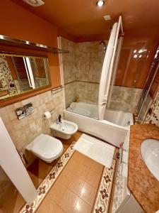 a bathroom with a tub and a toilet and a sink at Vicoletto4-Centro storico Verona con Parking in Verona