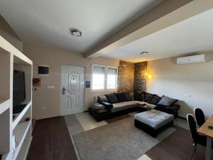 a living room with a couch and a table at Blue River, sojenica na Dunavu in Belgrade