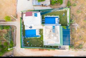 an overhead view of a house with a yard at Villa adelina in Çavdır