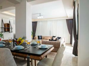 a living room with a table and a couch at Villa adelina in Çavdır