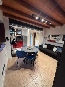 a kitchen and a living room with a table and chairs at Vicoletto4-Centro storico Verona con Parking in Verona