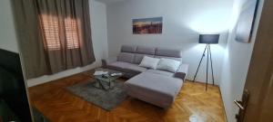 a living room with a couch and a table at Batea 1 in Seline