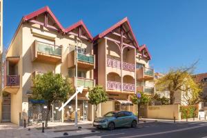 a car parked in front of a building at La Pomponnette du Bassin in Arcachon