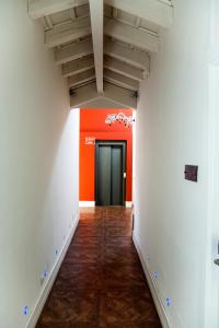 a room with a door leading to a hallway at Abadía San Martín in San Martín del Castañar