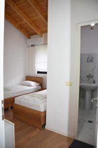a bedroom with a bed and a sink at Ferma Hodobashi in Çerenisht