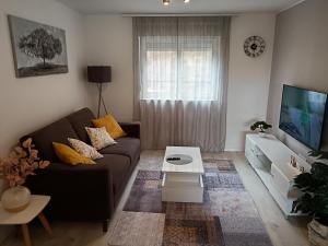 un soggiorno con divano e TV di Apartment Mateo a Spalato (Split)