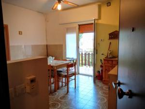 eine Küche und ein Esszimmer mit Tisch und Stühlen in der Unterkunft Volano in Lido di Volano