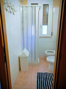 ein Badezimmer mit Dusche und Toilette in der Unterkunft Volano in Lido di Volano + 34 Fotos