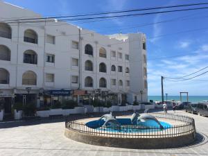 dos delfines en una fuente frente a un edificio en Mirador en Las Grutas