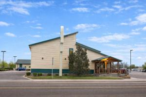 a church with a cross on the side of a street at Lone Tree Inn in Sidney