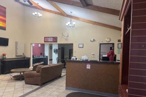 a waiting room with a bar in a hospital at Lone Tree Inn in Sidney
