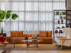 a living room with a couch and a table at Grand Mercure SP Itaim Bibi in São Paulo