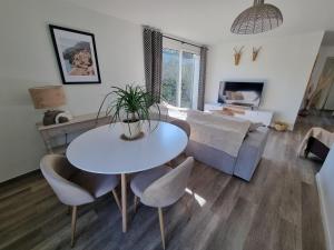 a living room with a table and chairs and a couch at La Maison des Muses in Arles