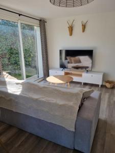 a living room with a couch and a table at La Maison des Muses in Arles