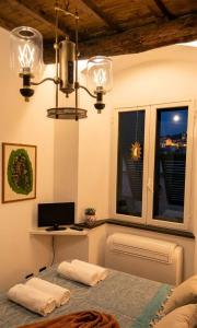 a bedroom with a bed and a desk with a computer at Centralissimo e vicinissimo alla spiaggia , RILO Studio in Vernazza