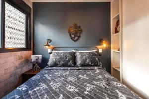 a bedroom with a bed and a wall at Immersive Hogwarts Experience – HP in São Paulo
