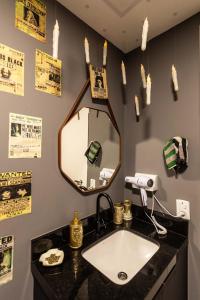 a bathroom with a sink and a mirror at Immersive Hogwarts Experience – HP in São Paulo +102 photos