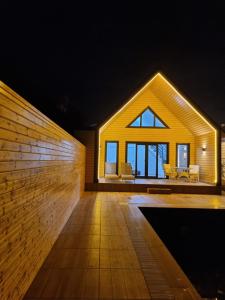 a house with a large window and a wooden wall at Pakiş Bungalov in Dosemealti