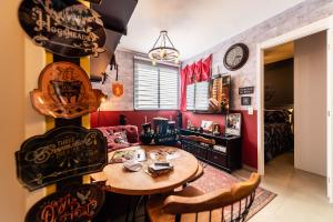 a living room with a table and chairs and a room at Immersive Hogwarts Experience – HP in São Paulo