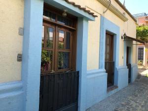 a house with a black gate and a door at Departmento en Barrio Antiguo in Monterrey