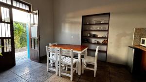 a dining room with a table and chairs and a window at Departmento en Barrio Antiguo in Monterrey