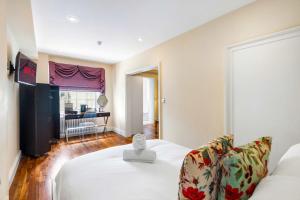a hotel room with a bed and a desk at Orien tal By My Getaways in Brighton & Hove