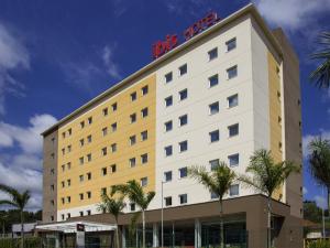 a building with a hotel sign on top of it at ibis Itatiba in Itatiba