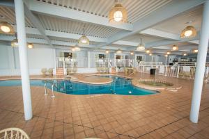 Swimming pool sa o malapit sa Bonnie Castle Resort & Marina