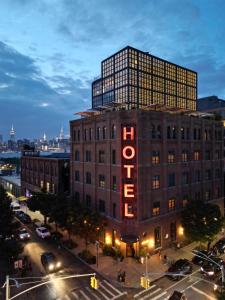 ein Gebäude mit einem Schild, auf dem „Hotel“ steht in der Unterkunft Wythe Hotel in Brooklyn