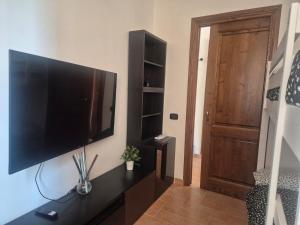 a living room with a flat screen tv on a wall at Dimora del Funaro con parcheggio in Orvieto